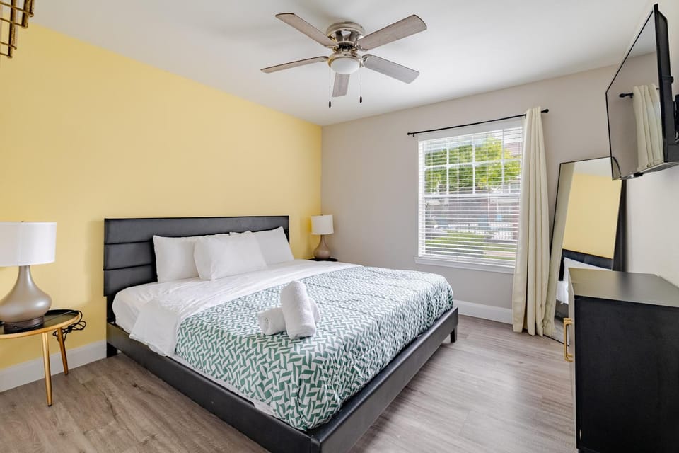 Bed, TV and multimedia, Photo of the whole room, Bedroom