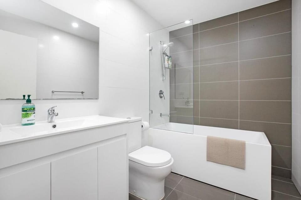 BOT17 l Sunny 1 Bedroom Retreat with Parking in Botany Apartment in Mascot
