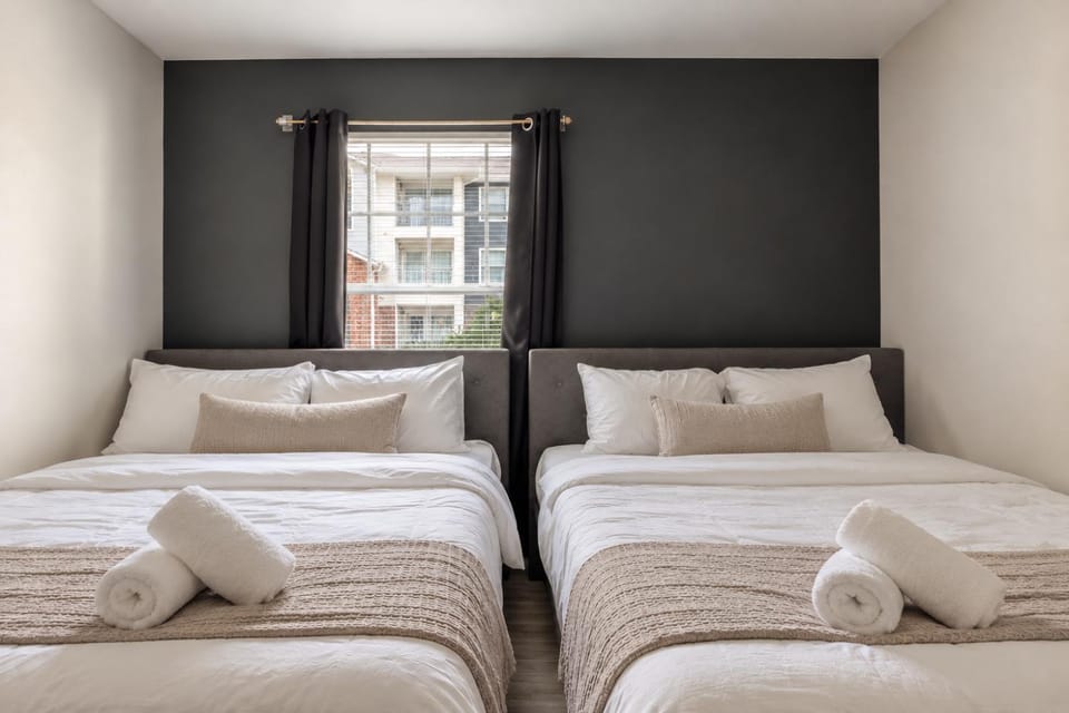 Bed, View (from property/room), Photo of the whole room, Bedroom, City view, towels