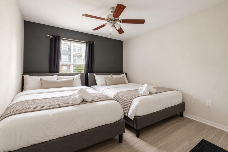 Bed, Photo of the whole room, Bedroom, towels