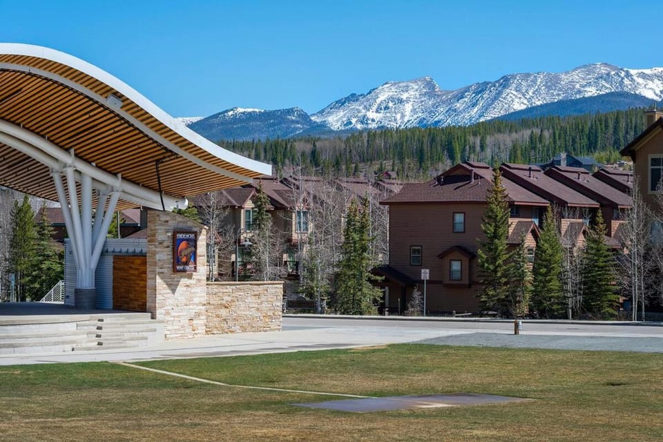 Sawmill Haus Walk to Downtown Hot Tub Renovated Sleeps 9 House in Fraser