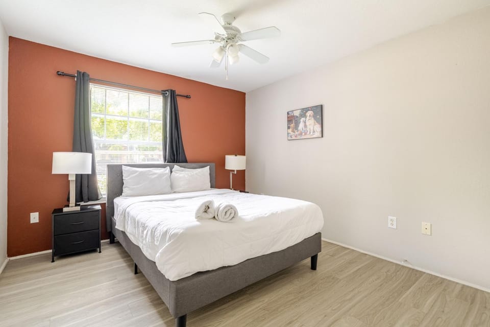 Bed, Photo of the whole room, Bedroom, towels