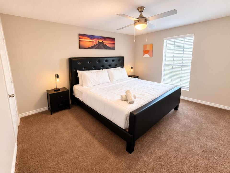 Bed, Photo of the whole room, Decorative detail, Bedroom