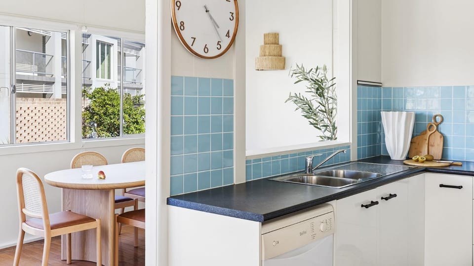 Kitchen or kitchenette, dishwasher