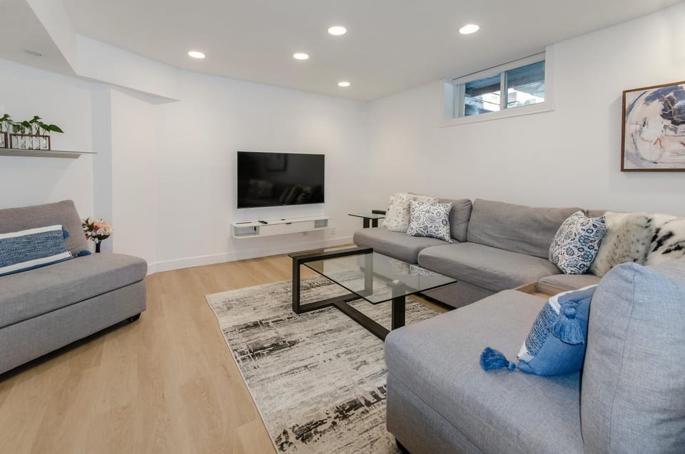 TV and multimedia, Living room, Seating area, Evening entertainment