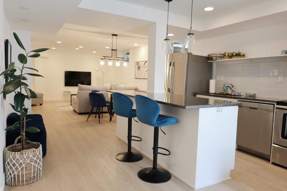 TV and multimedia, Kitchen or kitchenette, Living room, Seating area