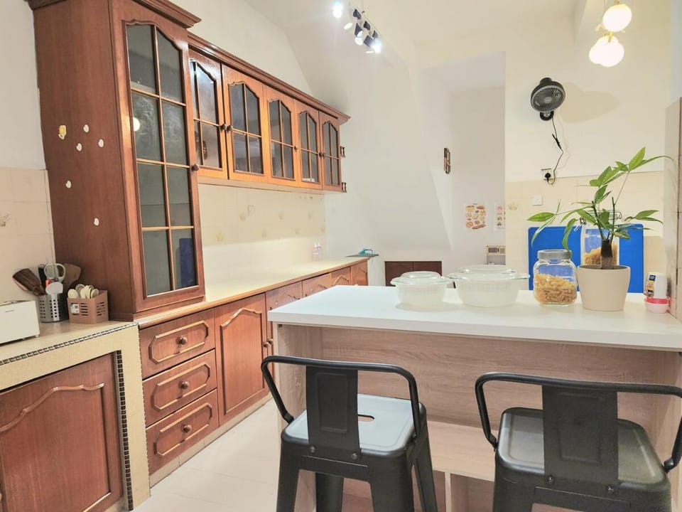 NEW!Petaling Jaya SS2 Landed Corner House with 5BEDRoom sleeps up to 18Pax, 1 Utama , Damansara, House in Petaling Jaya