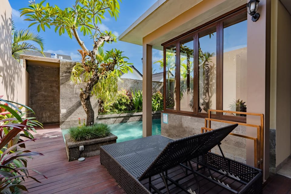 Pool view, Swimming pool, sunbed