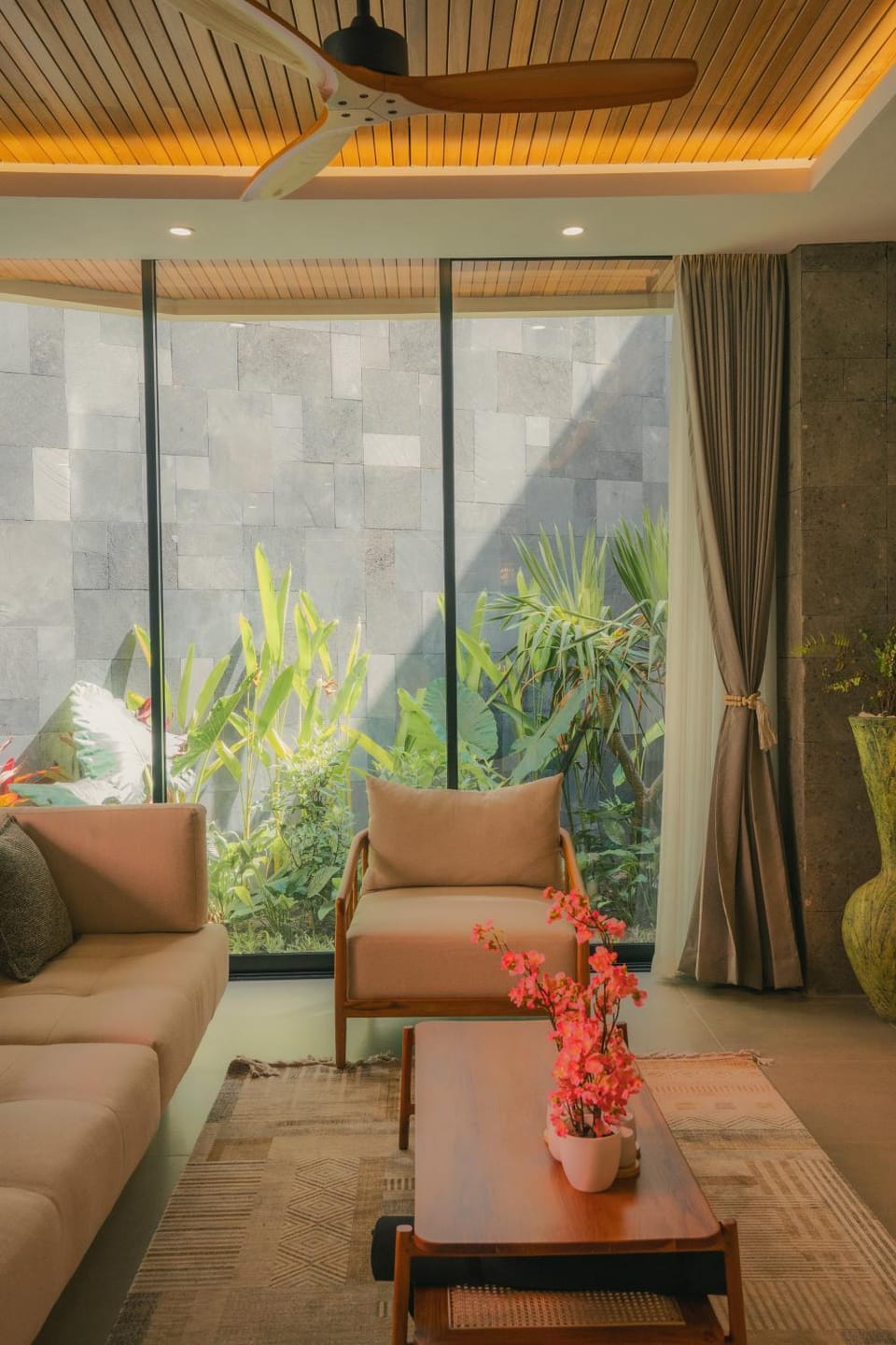 Property building, Garden, Living room, Seating area, Garden view