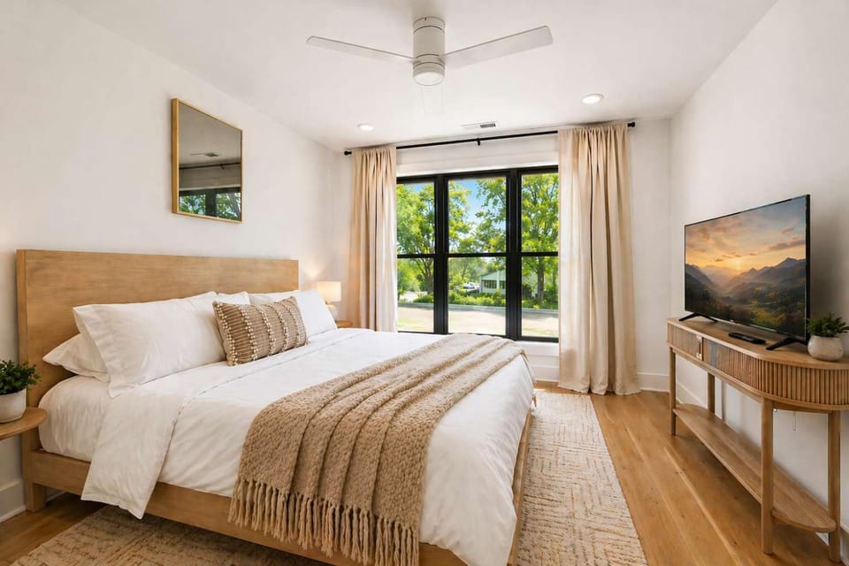 Multi-Level Retreat with Hot Tub and Rooftop Views House in Berry Hill