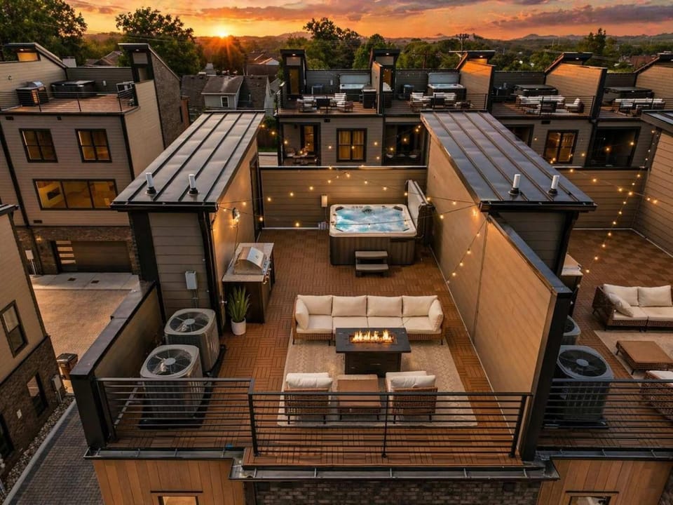 Multi-Level Retreat with Hot Tub and Rooftop Views House in Berry Hill