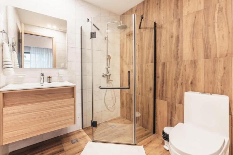 Shower, Toilet, Bathroom, towels