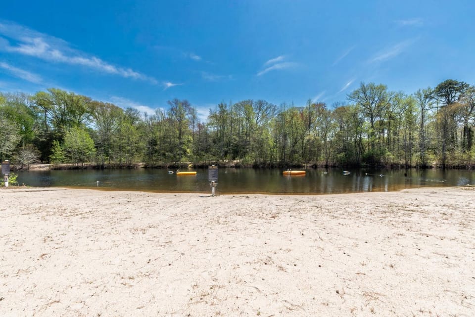 Near Beach • Pool + Amenities • Sleeps 8 Apartment in Middle Township