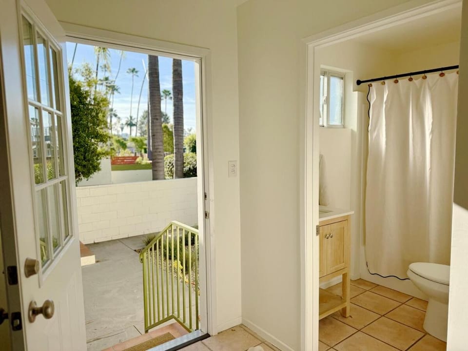 Sunlit Venice Beach Bungalow - Walled in Yard House in Venice Beach