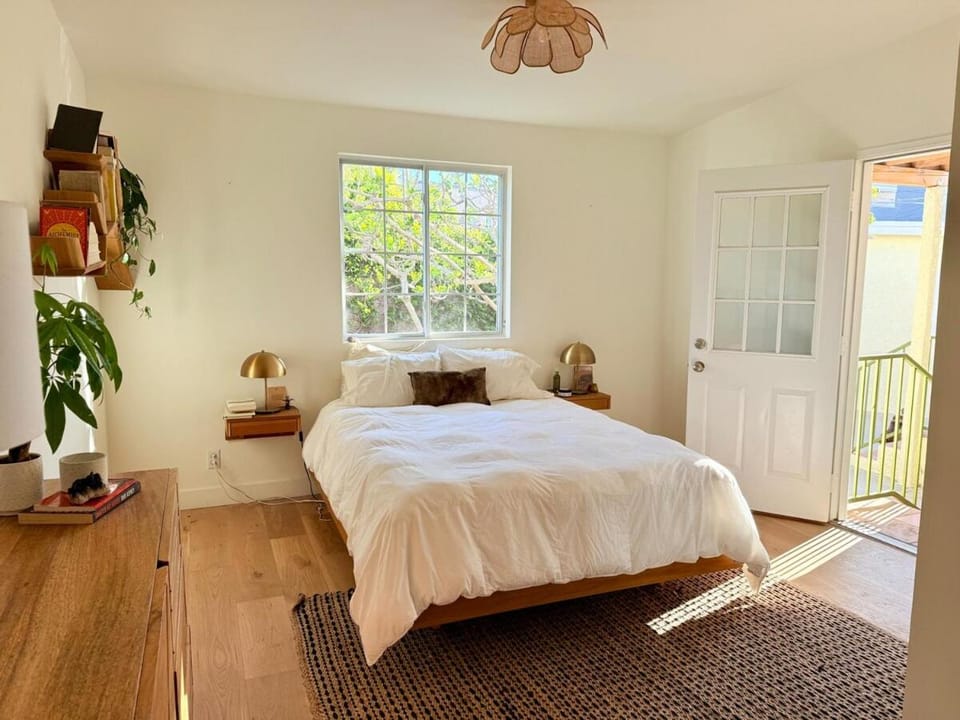 Sunlit Venice Beach Bungalow - Walled in Yard House in Venice Beach