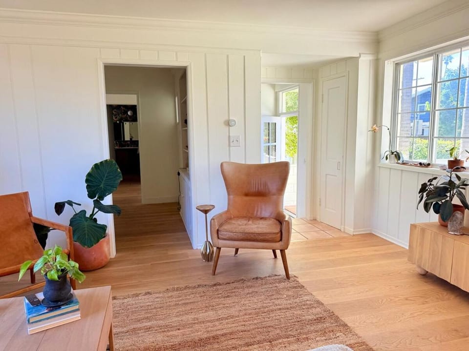 Sunlit Venice Beach Bungalow - Walled in Yard House in Venice Beach