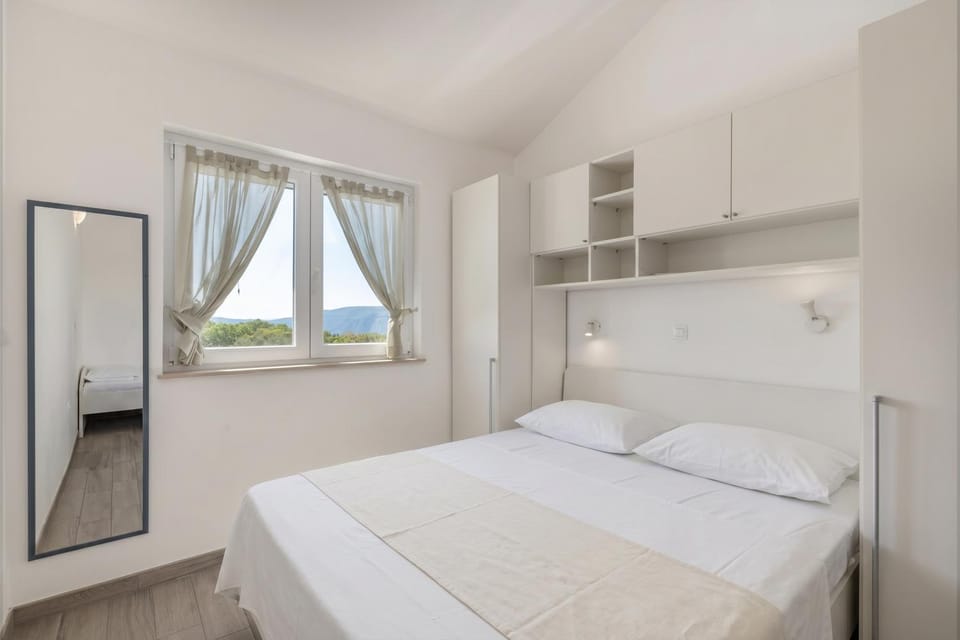 Bedroom, wardrobe