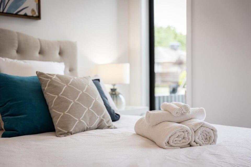 Your Stylish Townhouse Getaway Apartment in Wheelers Hill