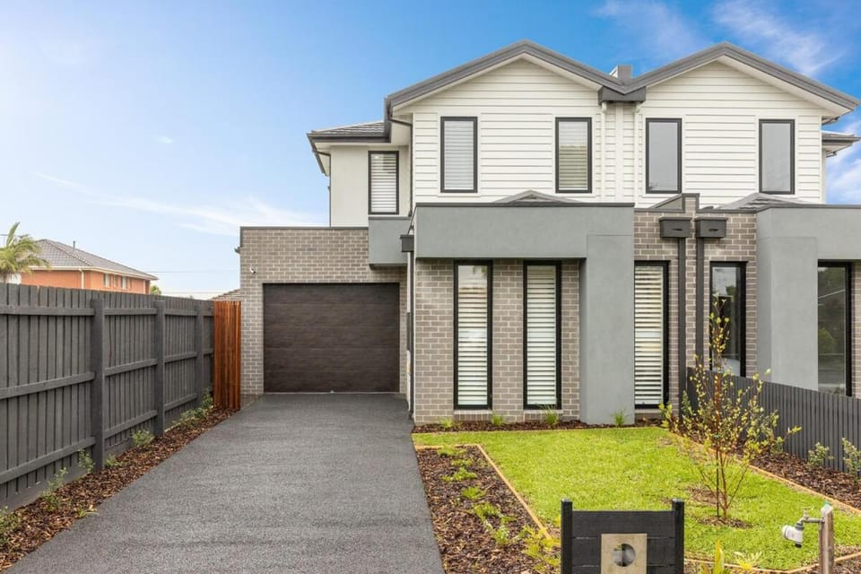 Your Stylish Townhouse Getaway Apartment in Wheelers Hill