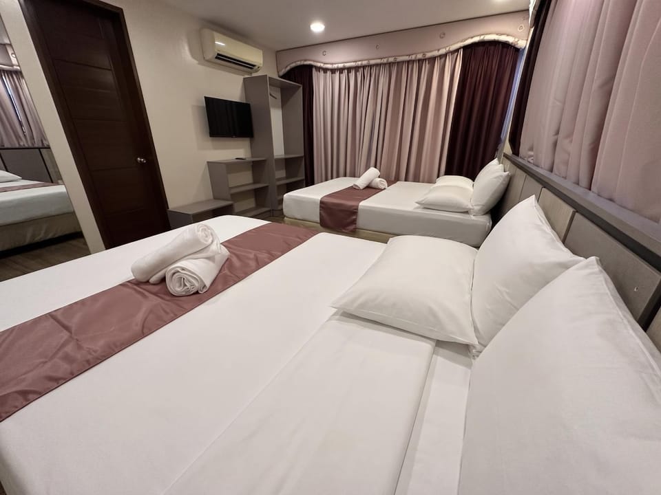 Bed, TV and multimedia, Living room, Photo of the whole room, Seating area, Bedroom, towels, air conditioner
