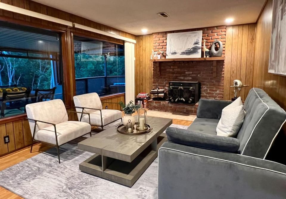 Lake Views Deer Wooded Privacy Sunset Deck House in Beaver Lake