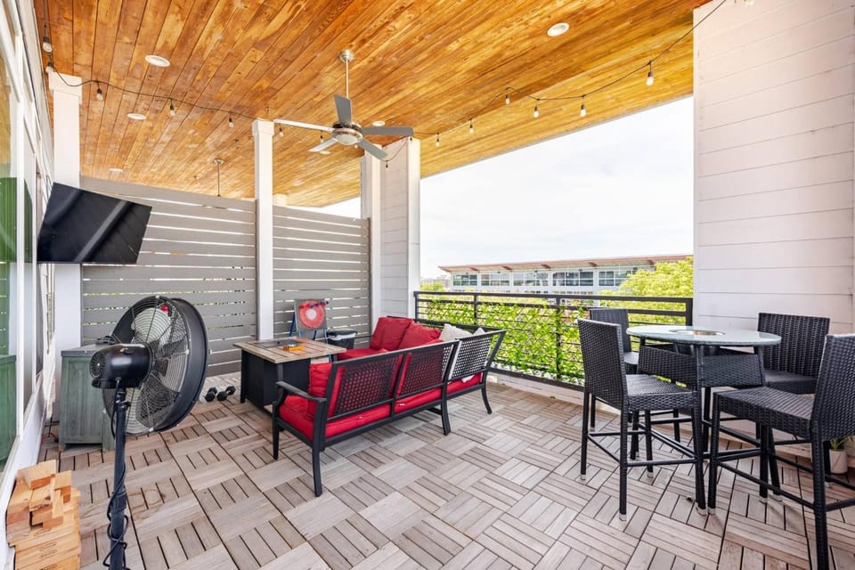 Penthouse Paradise Riverwalk Views Rooftop View House in San Antonio