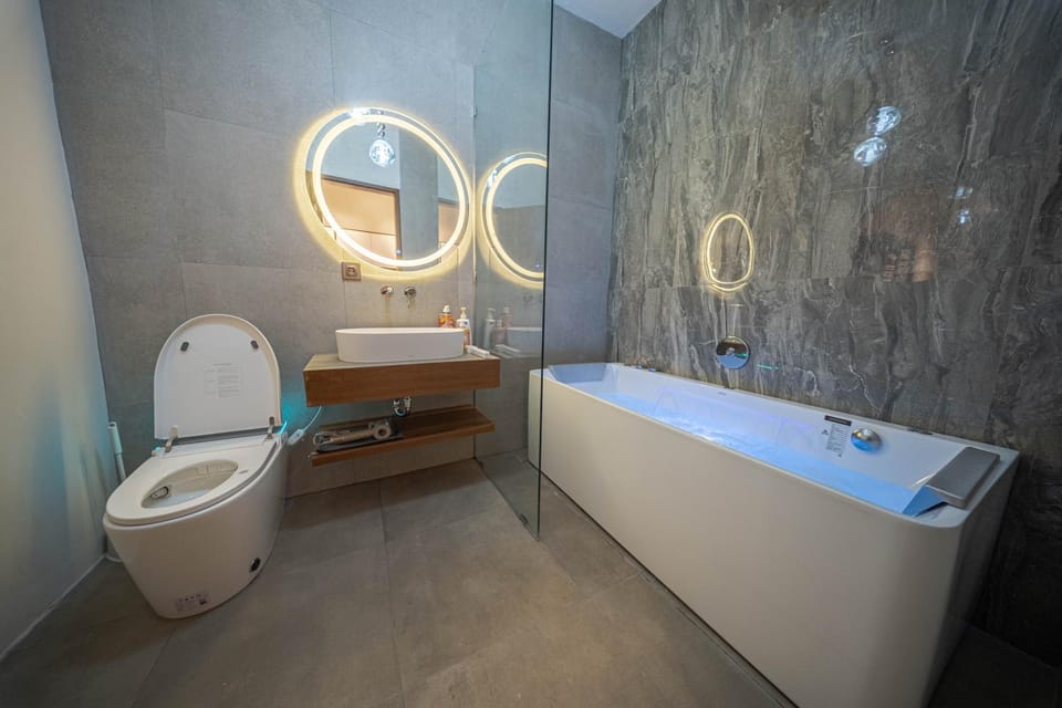 Shower, Toilet, Bathroom, Bath