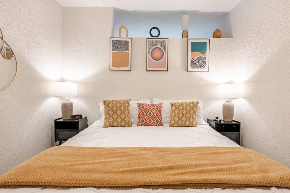 Riverwalk Balcony Views Walk to Pearl Pool Parking Option 2 Free Parking House in San Antonio