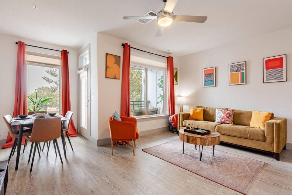 Riverwalk Balcony Views Walk to Pearl Pool Parking Option 2 Free Parking House in San Antonio
