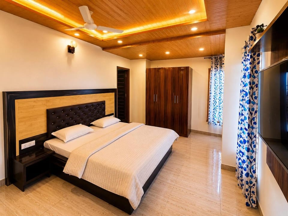 Bed, TV and multimedia, Photo of the whole room, Bedroom, wardrobe