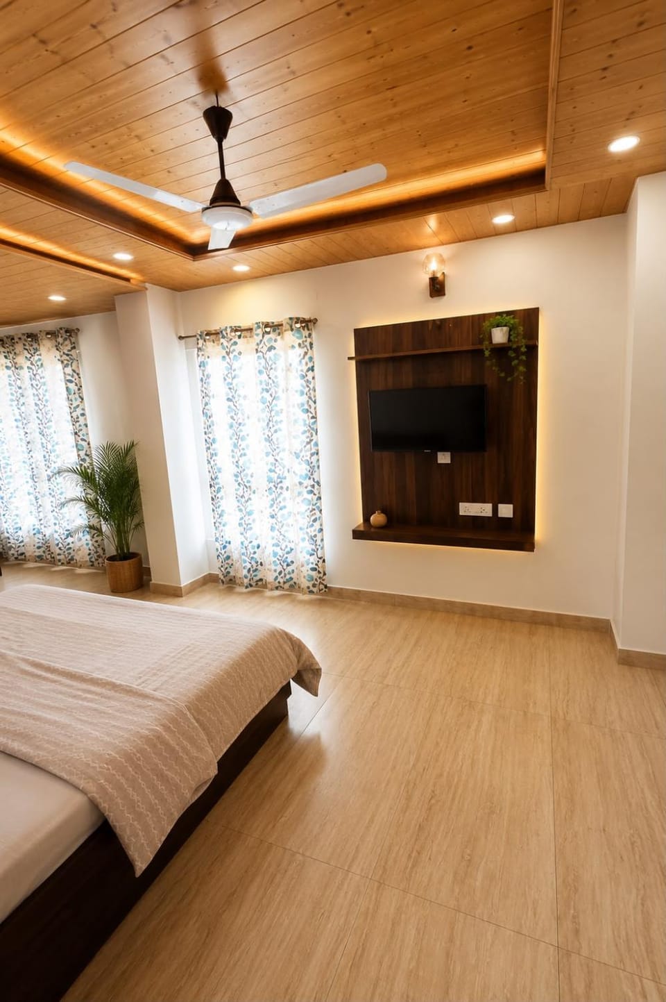 Bed, TV and multimedia, Photo of the whole room, Bedroom