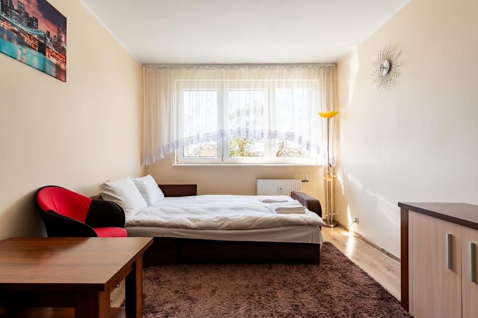 Bed, Photo of the whole room, Seating area, Bedroom, towels