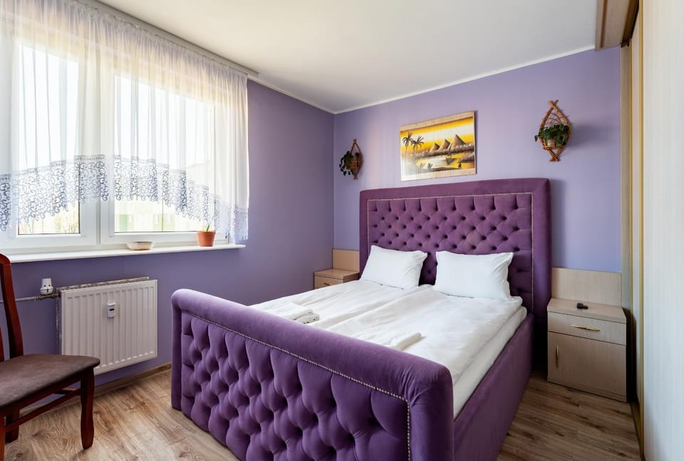 Bed, Photo of the whole room, Seating area, Bedroom