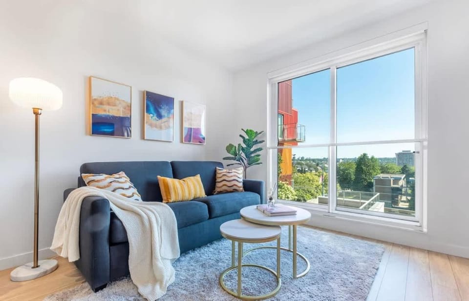 Urban Retreat City View and Parking 6min to DT Apartment in Vancouver
