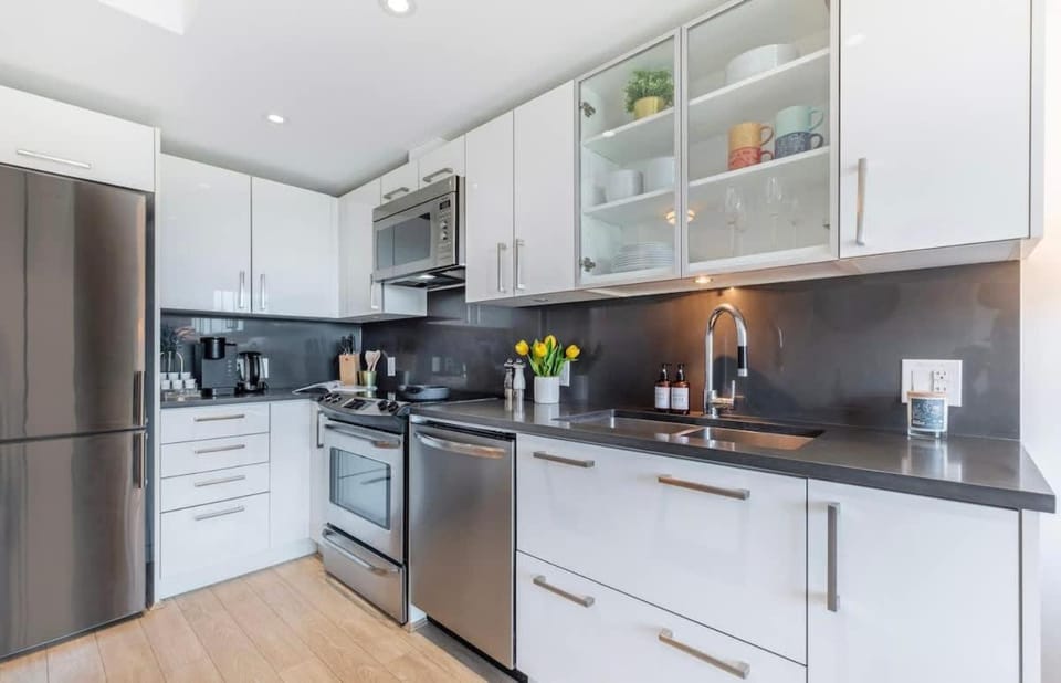 Urban Retreat City View and Parking 6min to DT Apartment in Vancouver