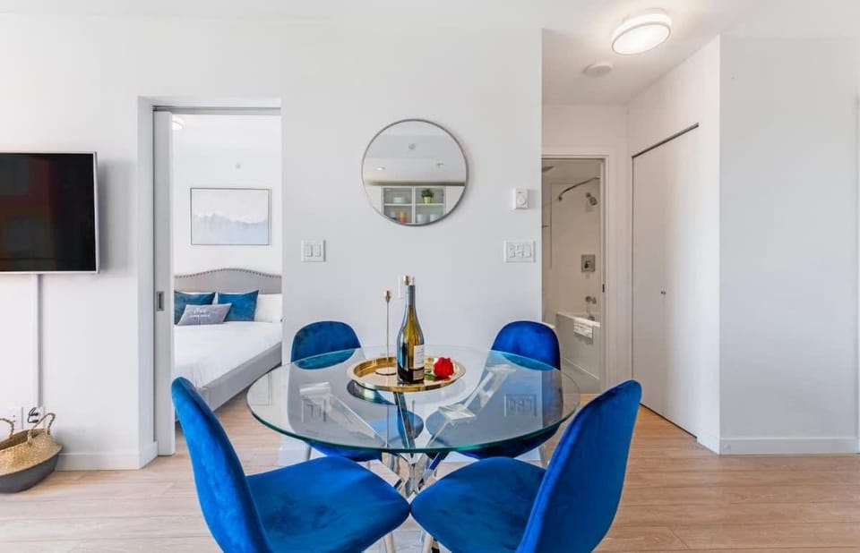 Urban Retreat City View and Parking 6min to DT Apartment in Vancouver