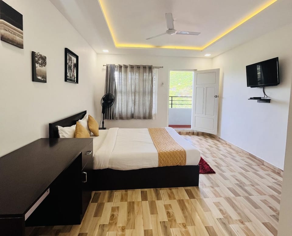 Bed, TV and multimedia, Photo of the whole room, Bedroom