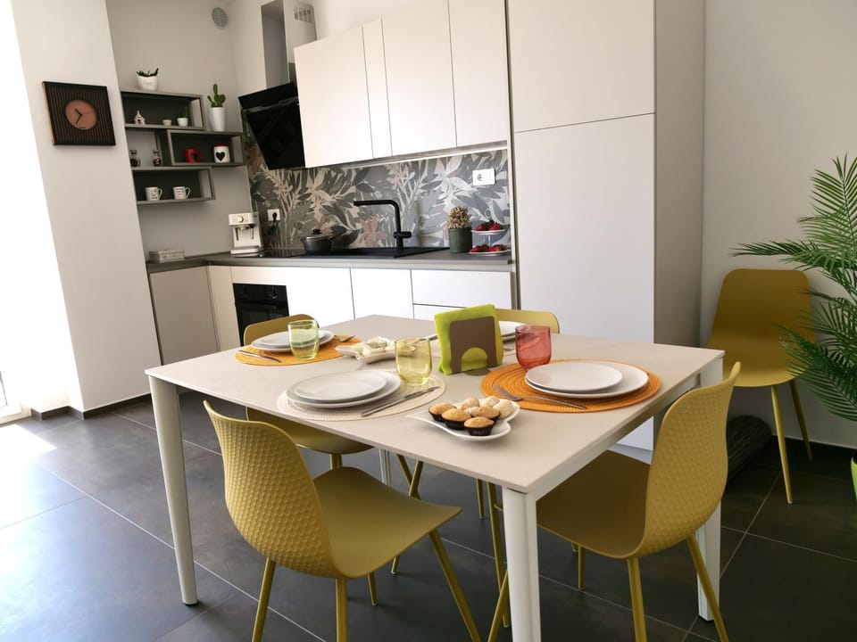 Coffee/tea facilities, Kitchen or kitchenette, Living room, Food and drinks, Seating area, Dining area, stove