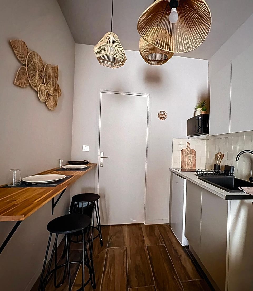 Kitchen or kitchenette, Dining area, stove