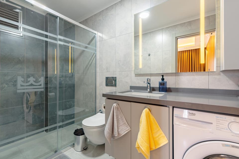 Shower, Toilet, Bathroom, towels, washing machine