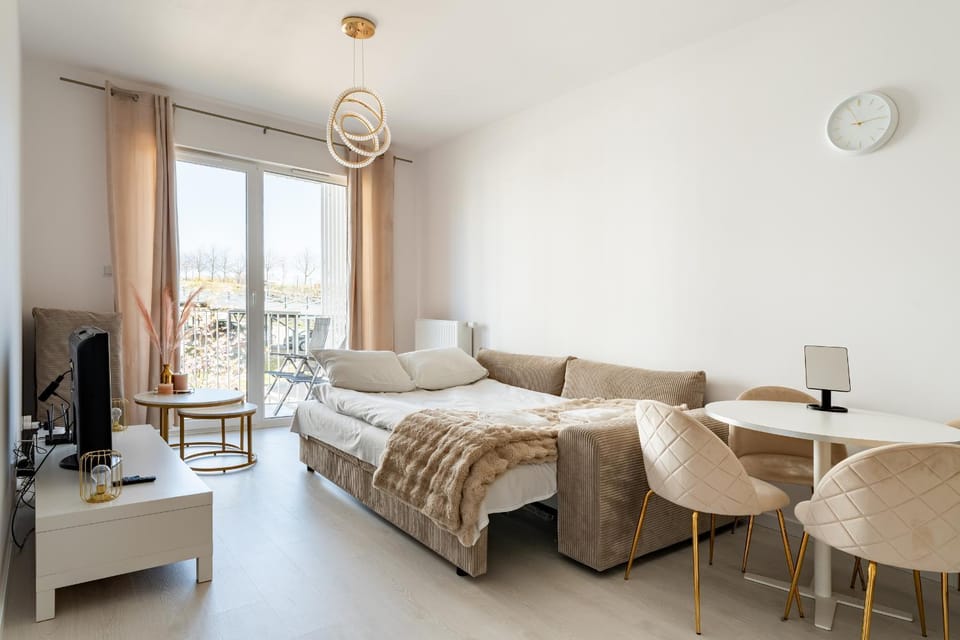 Bed, TV and multimedia, Living room, Photo of the whole room, Seating area, Bedroom, towels
