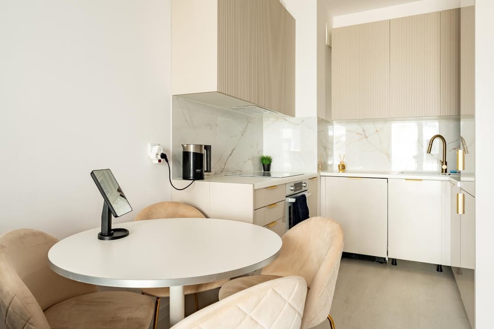 Coffee/tea facilities, Kitchen or kitchenette, Living room, Seating area, Dining area, stove