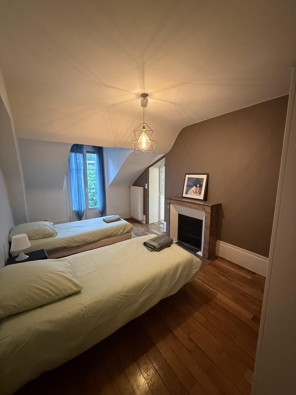 Bed, Photo of the whole room, Bedroom, fireplace