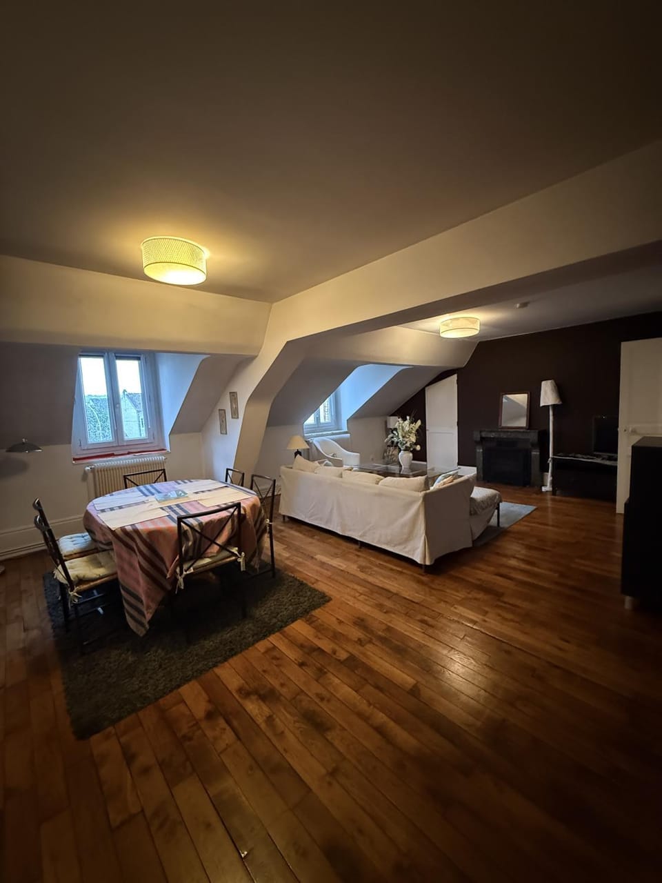 TV and multimedia, Living room, Photo of the whole room, Seating area, Dining area