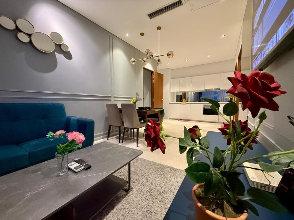 Kitchen or kitchenette, Living room, Seating area, Dining area