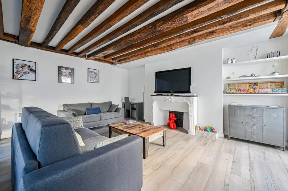 Grand 2 pieces typique du Marais Apartment in Paris