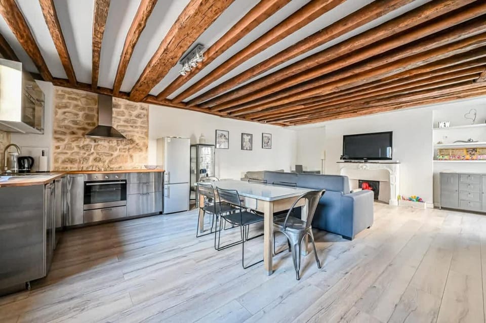 Grand 2 pieces typique du Marais Apartment in Paris