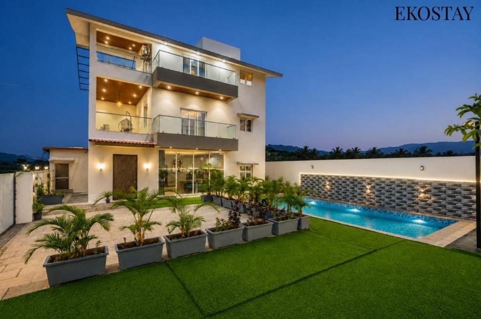 Property building, Day, Garden, View (from property/room), Balcony/Terrace, Garden view, Pool view, Swimming pool, sunbed