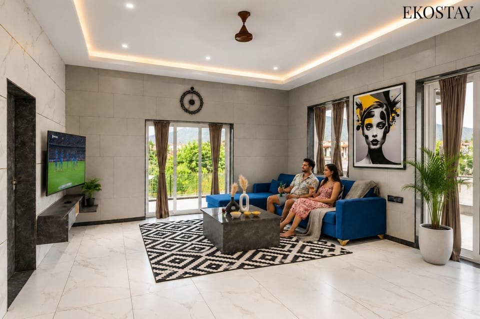 Communal lounge/ TV room, People, TV and multimedia, Living room, Seating area, Evening entertainment, group of guests