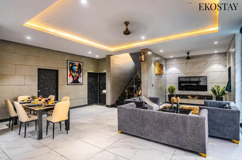 TV and multimedia, Kitchen or kitchenette, Living room, Seating area, Dining area